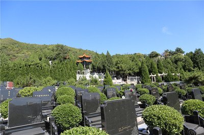 温泉墓园景色